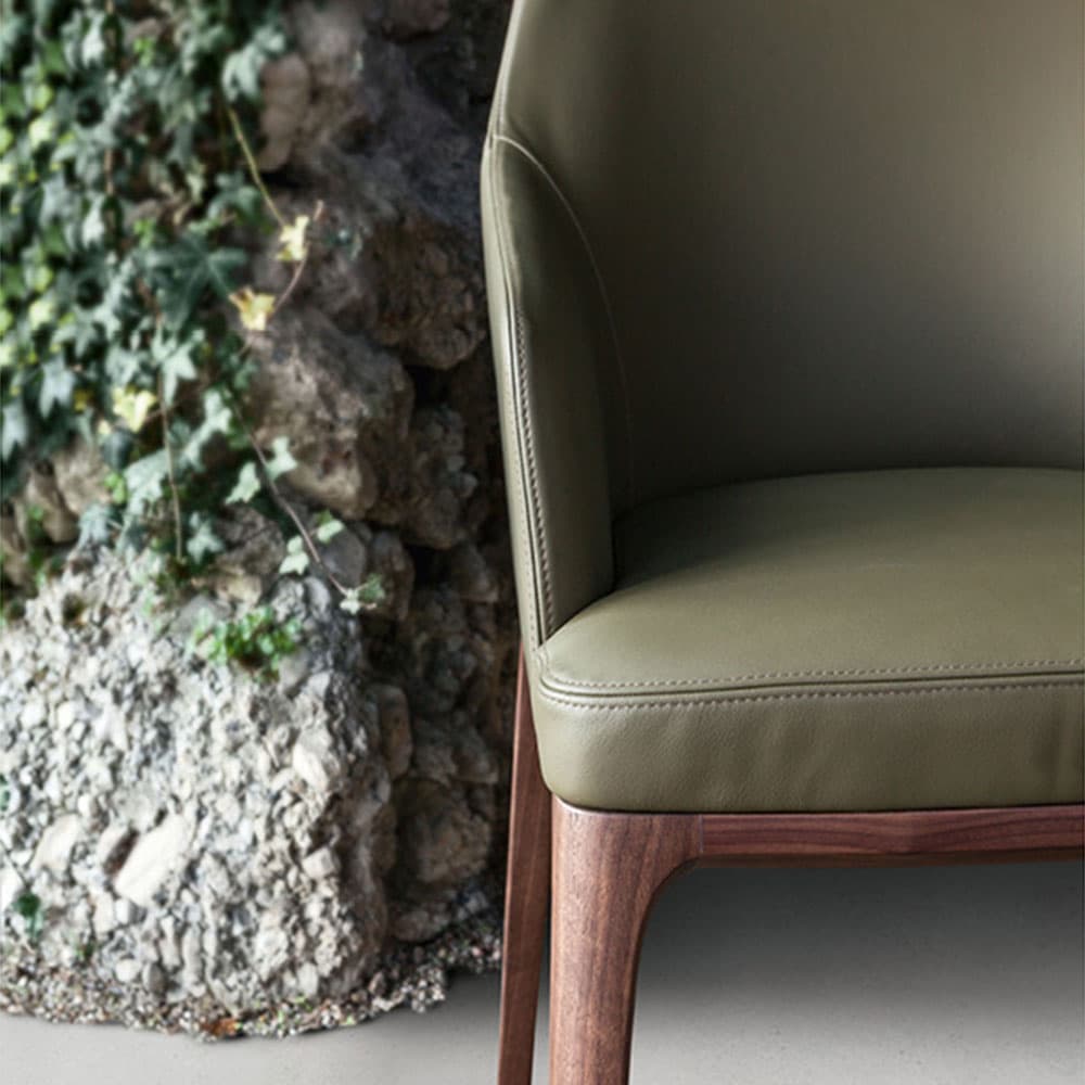 Amanda Comfort Armchair by Alivar