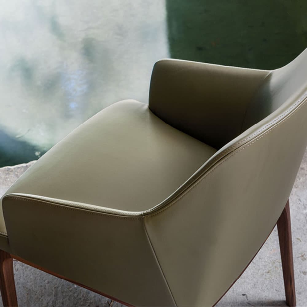 Amanda Comfort Armchair by Alivar