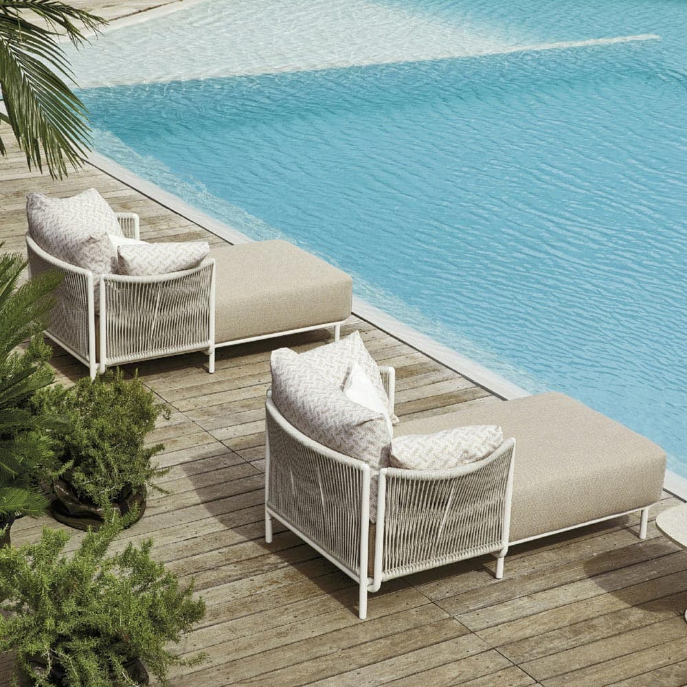 Queen Sun Lounger by Roberti Rattan