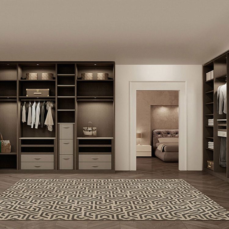 What is the Difference Between a Walk-in Wardrobe and a Dressing Room?